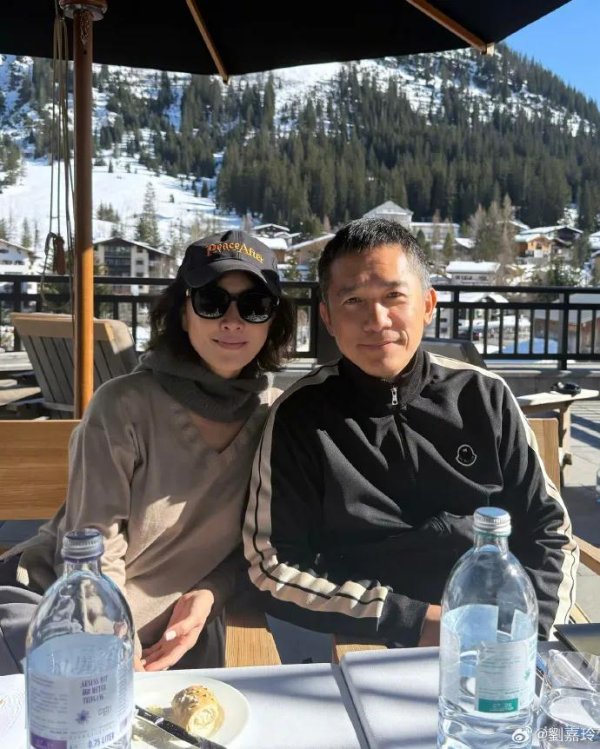 森利网 60岁刘嘉玲参加真人秀综艺, 梁朝伟曝其有洁癖, 并贴心叮嘱“不要乱说话, 慢3秒想一想”